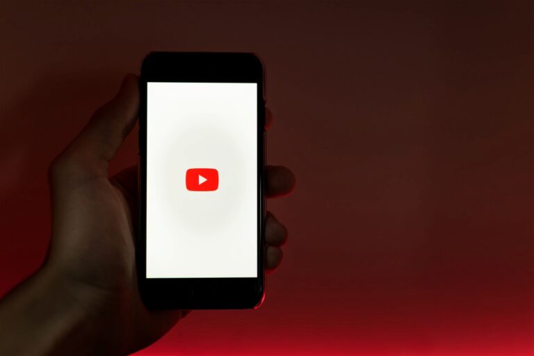 Приложение YouTube вылетает на вашем телефоне?  Вот как исправить